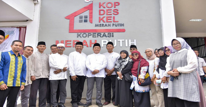 Gubernur NTB, Lalu Muhamad Iqbal pose bersama saat kunjungannya ke Koperasi Merah Putih Telaga Bertong di Sumbawa Barat, Jumat (13/3/2026).