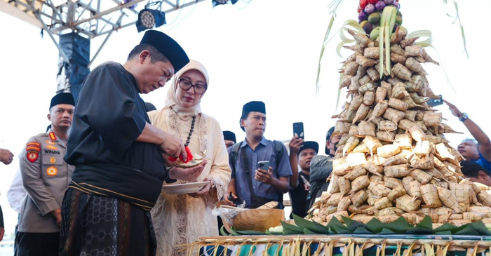 Gubernur NTB, Lalu Muhamad Iqbal bersama istri, Sinta Agathia Iqbal, saat menghadiri Lebaran Topat 2026, Sabtu (28/3/2026).