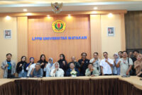 Para awak media pose bersama pihak LPPM Unram usai kegiatan silaturrahmi, kolaborasi dan sinergi antara LPPM Unram dengan media, Jumat (13/3/2026).