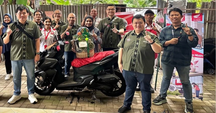 Kepala Wilayah Astra Motor NTB, Jeffry Mei Gamastra Runawang saat pose bersama jajaran.
