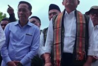 Menhut RI, Raja Juli Antoni (berselempang) didampingi Sekda Lotim, HM Juaini Taofik (kemeja biru).