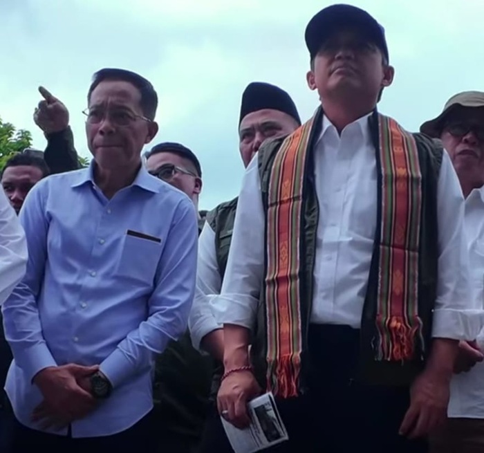 Menhut RI, Raja Juli Antoni (berselempang) didampingi Sekda Lotim, HM Juaini Taofik (kemeja biru).