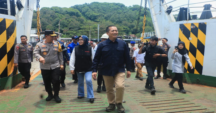 Gubernur NTB, Lalu Muhamad Iqbal saat memantau arus mudik di Pelabuhan Lembar.