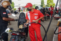 Suasana pengisian bahan bakar minyak (BBM) di salah satu Stasiun Pengisian Bahan Bakar Umum (SPBU).