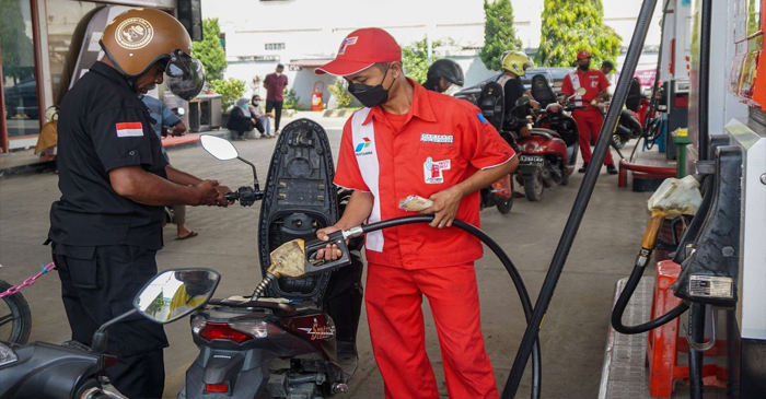 Suasana pengisian bahan bakar minyak (BBM) di salah satu Stasiun Pengisian Bahan Bakar Umum (SPBU).