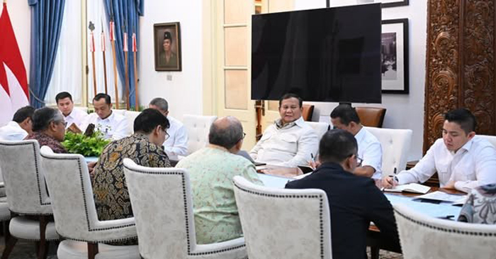 Presiden Prabowo Subianto saat memimpin rapat terbatas bersama jajaran menteri Kabinet Merah Putih di Istana Merdeka, Jakarta, pada Selasa (10/3/2026),