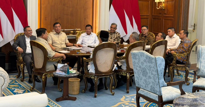 Presiden Prabowo Subianto saat menerima kunjungan Wakil Ketua DPR RI, Sufmi Dasco Ahmad bersama sejumlah menteri Kabinet Merah Putih, di Istana Merdeka, Jakarta, Rabu siang (4/3/2026).