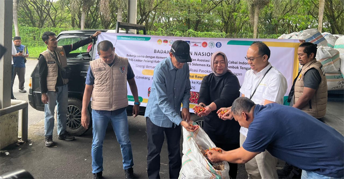 Tim Satgas Saber Pangan NTB saat mengawal distribusi cabai rawit yang didatangkan dari Sulawesi Selatan, di gudang kargo BIZAM Lombok.