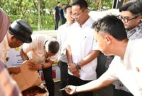 Sekda Lotim, HM Juaini Taofik (berdiri di tengah) saat mengecek kiriman cabai dari Sulsel.