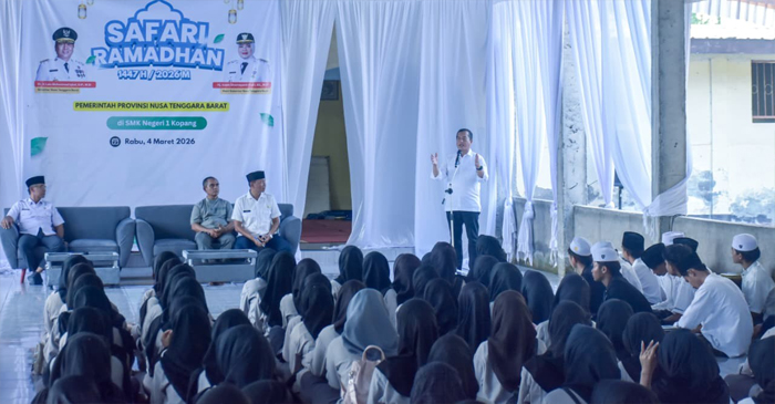 Gubernur NTB, Lalu Muhamad Iqbal saat memberiakn sambutan di sela-sela kunjungan kerja di SMKN 1 Kopang, Lombok Tengah, pada Rabu (4/3/2026).