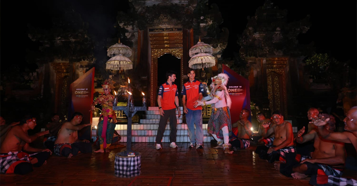 Dua pebalap andalan Honda HRC Castrol, Joan Mir dan Luca Marini, memilih Bali sebagai destinasi singkat untuk “healing” sekaligus menyapa komunitas. Keduanya tenggelam dalam pengalaman budaya lokal yang autentik—dari Tari Kecak hingga proses pembuatan Ogoh-ogoh.