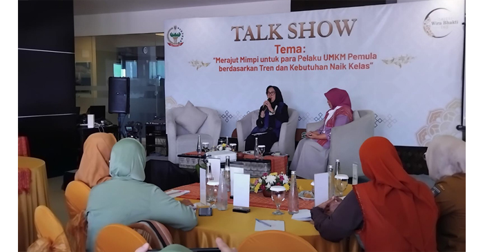 Bunda Sinta Agathia Iqbal saat sebagai Keynote Speaker acara Talk Show, di Golden Palace Hotel, Mataram, Selasa (28/4/2026).