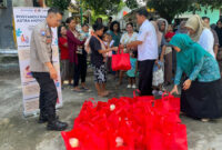 Astra Group Mataram melalui Astra Motor NTB saat menyalurkan bantuan makanan tambahan bagi balita dan ibu hamil di Posyandu Lingkungan Kelurahan Cakranegara Selatan Baru, Kecamatan Cakranegara, Kota Mataram, NTB.