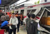 Situasi pascakecelakaan kereta api di Stasiun Bekasi Timur masih dalam penanganan serius.