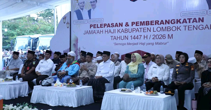 Suasana pelepasan CJH Kloter 2 asal kabupaten Loteng, di halaman Masjid Agung Praya, pada Rabu (22/4/2026).