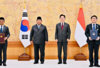 Presiden Prabowo Subianto saat pose bersama usai menyaksikan langsung pertukaran 10 nota kesepahaman (MoU) antara Indonesia dan Republik Korea dalam kunjungan kenegaraan di Cheong Wa Dae, Rabu (1/4/2026).