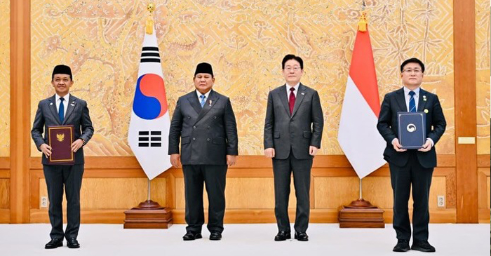 Presiden Prabowo Subianto saat pose bersama usai menyaksikan langsung pertukaran 10 nota kesepahaman (MoU) antara Indonesia dan Republik Korea dalam kunjungan kenegaraan di Cheong Wa Dae, Rabu (1/4/2026).