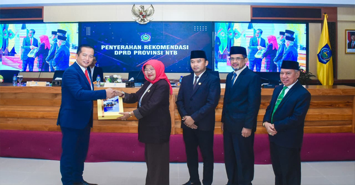 Pimpinan DPRD NTB saat menyerahkan rekomendasi DPRD NTB terhadap LKPJ 2025 kepada Gubernur NTB, Lalu Mihamad Iqbal.
