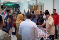 Presiden Prabowo Subianto saat turun langsung menjenguk korban kecelakaan tabrakan kereta api di RSUD Bekasi, pada Selasa pagi (28/4/2026), sekitar pukul 08.30 WIB.