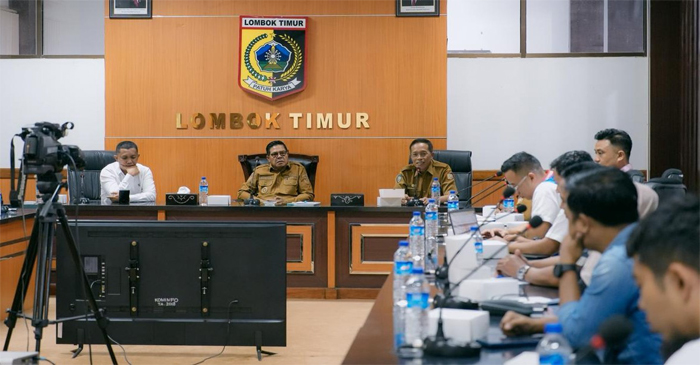 Suasana rapat koordinasi darurat yang digelar Pemerintah Kabupaten Lombok Timur, di Kantor Bupati Lombok Timur, Senin (13/4/2026).