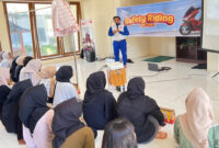 Instruktur Safety Riding Astra Motor NTB, Satria Wiman Jaya saat menyampaikan materinya 