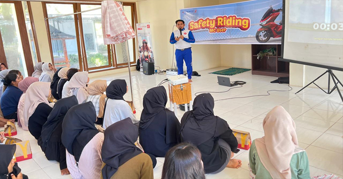 Instruktur Safety Riding Astra Motor NTB, Satria Wiman Jaya saat menyampaikan materinya 