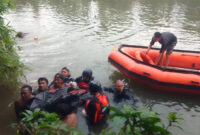 Tim SAR gabungan saat mengevakuasi korban.