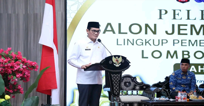 Wabup Loteng, HM Nursiah saat memberikan sambutan pada acara pelepasan CJH dari kalangan ASN lingkup Pemkab Loteng.