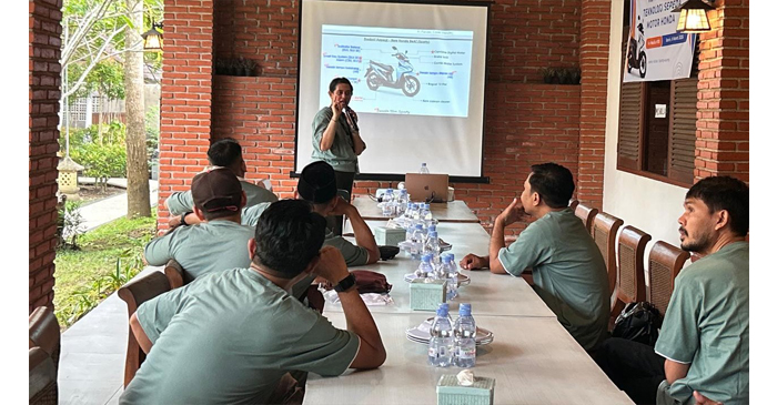 Para peserta workshop saat mendapatkan pemaparan langsung dari tim teknis Astra Motor NTB mengenai berbagai teknologi terkini.
