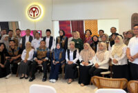 Suasana pose bersama usai rapat perdana kepengurusan Dekranasda NTB yang digelar di Balai Kriya NTB, Jalan Pejanggik Mataram, Rabu (8/4/2026).