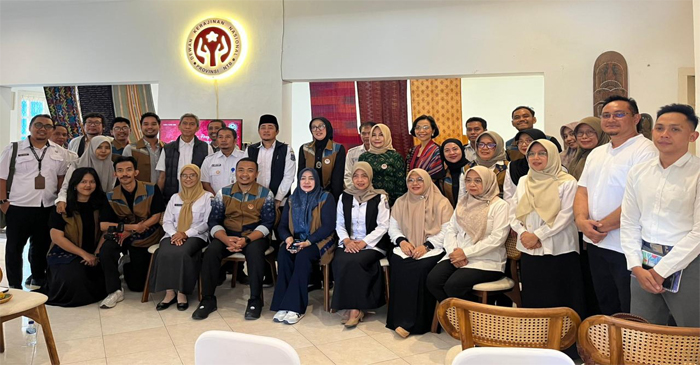 Suasana pose bersama usai rapat perdana kepengurusan Dekranasda NTB yang digelar di Balai Kriya NTB, Jalan Pejanggik Mataram, Rabu (8/4/2026).