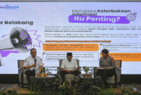 Kadis Kominfotik NTB, Ahsanul Khalik (kiri) saat sebagai narasumber utama dalam kegiatan diskusi publik tentang keterbukaan informasi di wilayah hukum Polda NTB, yang digelar di Hotel Astoria Lombok, Rabu (22/4/2026).