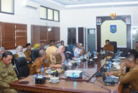 Asisten II Setda NTB Bidang Ekonomi dan Pembangunan, Lalu Moh. Faozal, saat memimpin rapat koordinas lintas OPD, di Ruang Anggrek Kantor Gubernur NTB, pada Selasa (28/4/2026).