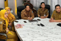 Plt Direktur RSUD NTB, Dr. dr. HL Hamzi Fikri, MM., MARS (tengah) saat di ruang rapat RSUD NTB.