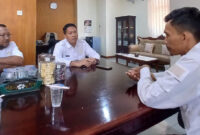 Sekretaris Dinas PUPR NTB, Ilham Ardiansyah (tengah) saat rapat kecil bahas mengenai perbaikan jalan yang rusak akibat banjir.