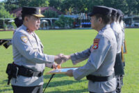 Kapolda NTB, Irjen Pol Edy Murbowo saat memberikan penghargaan kepada personel yang berprestasi.