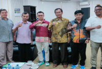 Kabid Pembinaan dan Pengembangan Kepemudaan Dikpora NTB, H. Tarmidzi, S.Kom., ME (dua dari kanan) saat pose bersama Plt Deputi Bidang Pelayanan Kepemudaan Kemenpora RI, Dr. Ir. Hendro Wicaksono, M.Sc., Eng, bersama jajaran Asisten Deputi dan tim ahli di ruang kerja deputi, Selasa (7/4/2026).