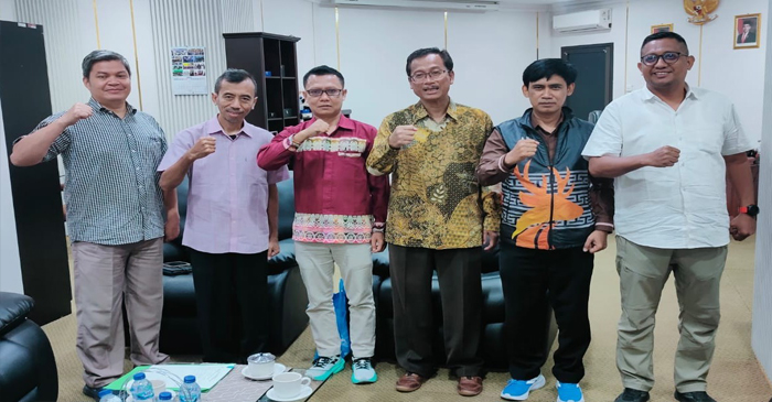 Kabid Pembinaan dan Pengembangan Kepemudaan Dikpora NTB, H. Tarmidzi, S.Kom., ME (dua dari kanan) saat pose bersama Plt Deputi Bidang Pelayanan Kepemudaan Kemenpora RI, Dr. Ir. Hendro Wicaksono, M.Sc., Eng, bersama jajaran Asisten Deputi dan tim ahli di ruang kerja deputi, Selasa (7/4/2026).