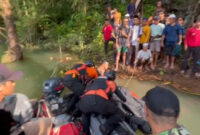 Tim SAR gabungan saat menemukan Heri Saputra (16 tahun), remaja asal Dusun Bagik Dapol yang hanyut terseret air bah di kawasan Air Terjun Temburun Nanas.