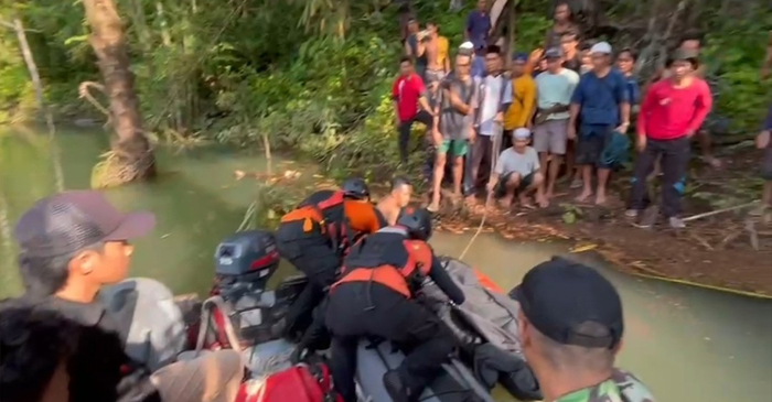 Tim SAR gabungan saat menemukan Heri Saputra (16 tahun), remaja asal Dusun Bagik Dapol yang hanyut terseret air bah di kawasan Air Terjun Temburun Nanas.