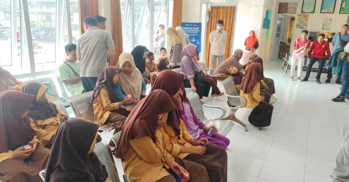 Ini para siswa yang menjadi korban keracunan MBG sedang berada di Puskesmas untuk mendapatkan perawatan.