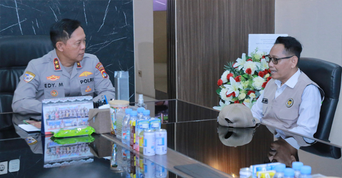 Kakanwil Kemenhaj NTB, H. Lalu Muhammad Amin (kanan0 saat audiensi dengan Kapolda NTB, Irjen Pol Edy Murbowo (kiri).