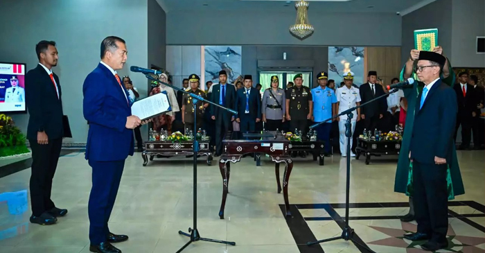 Gubernur NTB, Lalu Muhamad Iqbal saat melantik Abul Chair sebagai Sekda NTB, di Pendopo Gubernur NTB, Kamis (9/4/2026).