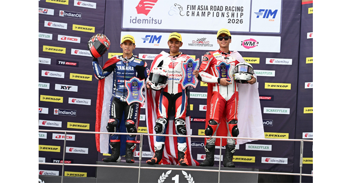 Herjun Atna Firdaus (kanan) berhasil mendapatkan podium ketiga pada balapan pertama kelas Supersport 600 (SS600) di ajang Asia Road Racing Championship (ARRC).