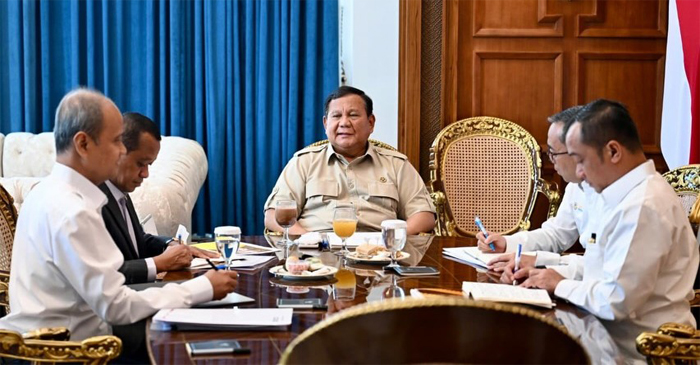 Presiden Prabowo Subianto saat memanggil Menteri ESDM, Bahlil Lahadalia, di Istana Merdeka, Jakarta, Senin (27/4/2026), untuk membahas Stabilitas Energi Nasional di Tengah Geopolitik Global.