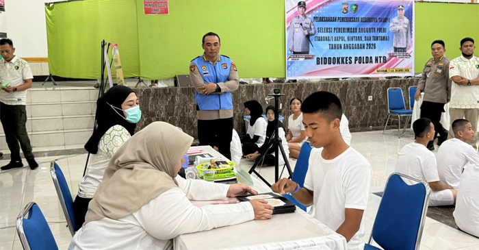 Suasana proses rekrutmen Polri 2026 di Mapolda NTB.