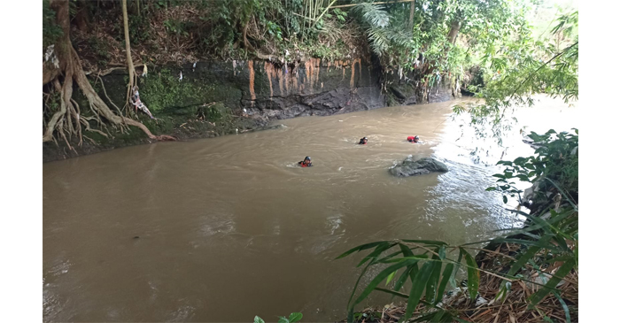Tim SAR gabungan saat melakukan pencarian remaja 13 tahun yang hanyut di sungai Kuripan, Lombok Barat. 