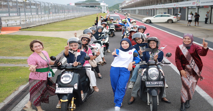 Astra Motor NTB saat menggelar kegiatan touring Hari Kartini dengan melibatkan komunitas lady biker Honda menuju kawasan Mandalika, pada Selasa (21/4/2026).