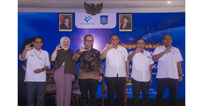 Suasana pose bersama di sela-sela kegiatan Bimtek Pengelolaan Informasi, Dokumentasi, dan Penyusunan Konten Publik yang digelar di Rumah Langko Mataram, Rabu (6/5/2026).