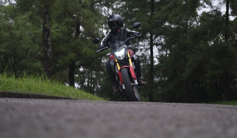 Karakteristik jalan di NTB yang didominasi tanjakan, turunan, tikungan panjang, hingga cuaca panas, menjadi tantangan tersendiri, terutama bagi pengendara sepeda motor Honda.